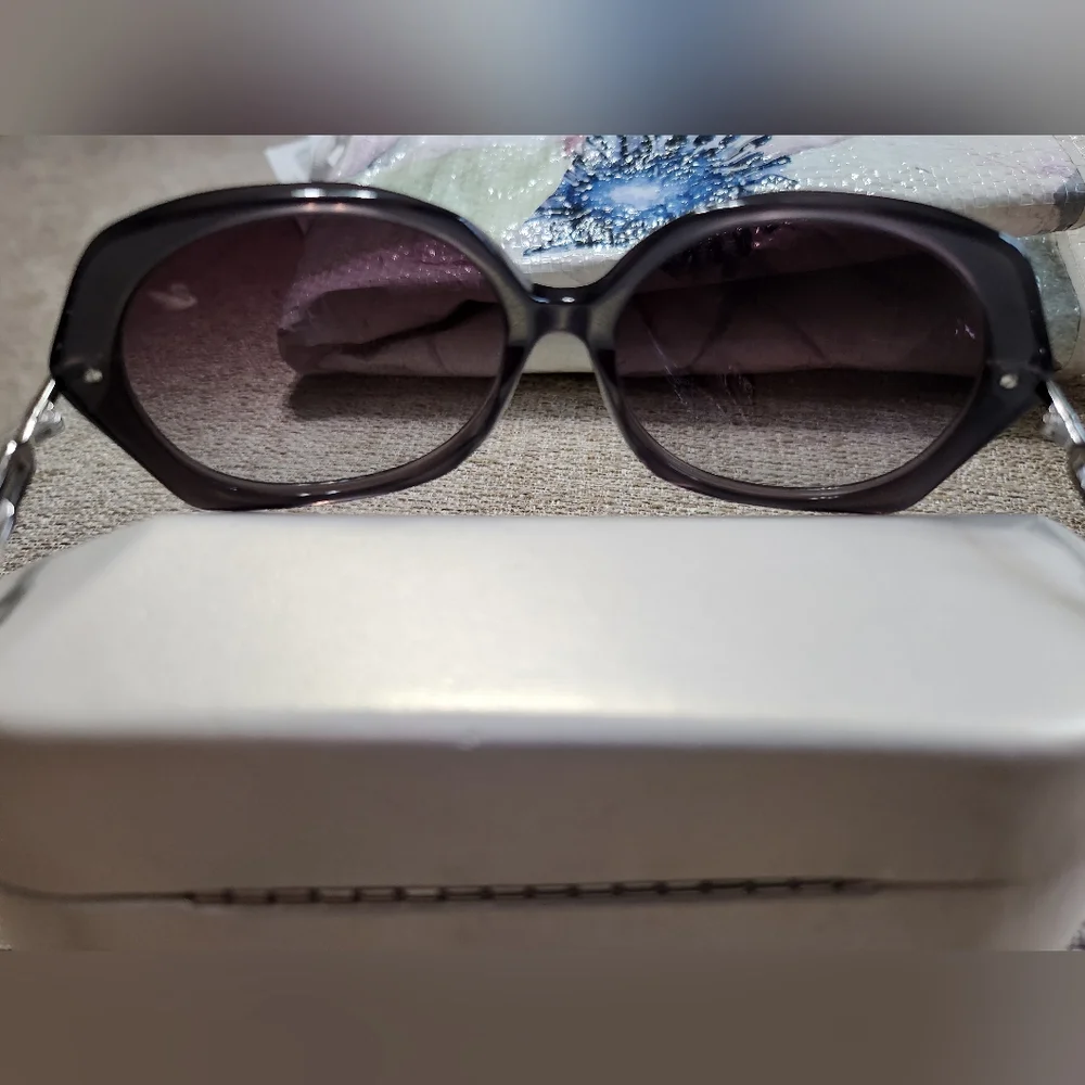 NEW SWAROVSKI COSMOPOLITAN SUNGLASSES. Cleaning cloth and case included.